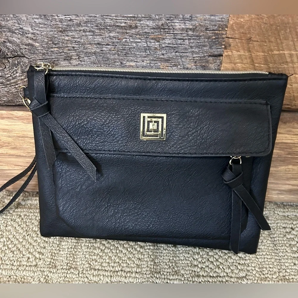 Liz Claiborne Black Charging Wrislet Clutch w/ built in power bank - Picture 4 of 9